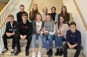 Schüler mit Pralinen