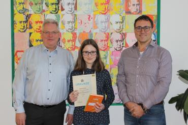 Von links: Schulleiter Robert Böse, Preisträgerin Maja Schlecht und Fachschaftsleiter Mathematik, Jürgen Christ