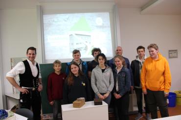 Das Bild zeigt Schüler der Mittelschule Oettingen beim "Tag der Betriebe".