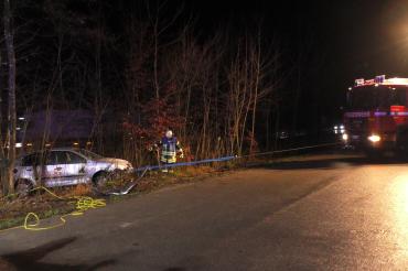 Auto wird aus dem Gebüsch gezogen