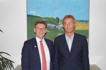 Das Bild zeigt Landrat Stefan Rößle mit Dr. Rainer Mainka