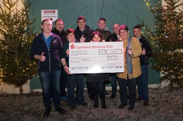 Das Bild zeigt die Spendenübergabe der Düinger Vereine an die DKMS in Bayerdilling.