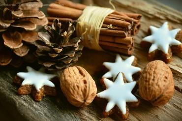 Das Bild zeigt Zimtstangen und Zimtsterne.