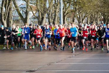 Läufer starten zum Jedermannslauf