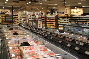 Regalreihen im neuen EDEKA-Markt in Nördlingen