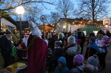 Voller Ungeduld erwarteten die Kinder die Ankunft des Nikolauses auf dem Adventsmarkt der Hermann-Keßler-Schule der Lebenshilfe in Möttingen.