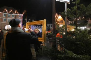 „Christbaumloben“ am Donauwörther Fischerplatz – Mit altem Brauch Preise gewinnen