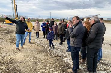 Die CSU Nördlingen und mehrere Gäste machte sich nun ein Bild vor Ort. Dr. Manfred Woidich, Leiter einer ansässigen archäologischen Grabungsfirma, referierte zunächst an der Baustelle der Firma Varta und später im Schlössle zu aktuellen Grabungen. 