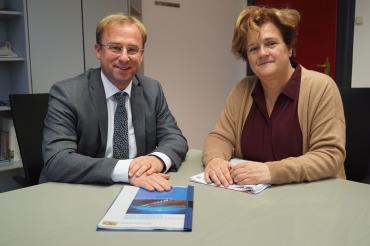 Unser Foto zeigt MdL Wolfgang Fackler im Austausch mit der neuen Leiterin des Amtes für Digitalisierung, Breitband und Vermessung in Donauwörth, Edith Breumair. 