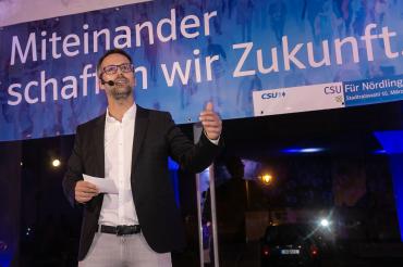 Steffen Höhn vor einem Banner der CSU Nördlingen