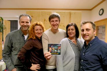 Das Hörspiel in Rieser Mundart ist ab 18.12.2019 im ausgewählten Einzelhandel erhältlich. Die Macher der Rieser Hörspielmanufaktur freuen sich (v.l.n.r.: Nico Jilka (Regie, Sprecher), Kerstin Hezner  (Sprecher), Florian Hager (Autor, Komponist, Sprecher), Andrea Beranek (Sprecher), Jürger Österlein (Autor, Sprecher, Komponist)