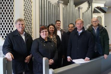 Die Katholischen Kuratiekirche St. Nikolaus in Wallerdorf wird statisch ertüchtigt und die Orgel restauriert. Über die Notwendigkeit der Maßnahme informierte sich MdL Wolfgang Fackler (Zweiter von rechts) mit (von links) Rains Bürgermeister Gerhard Martin, Mesnerin Monika Kröpfl, Anita Wittmeier, Kirchenpfleger Stefan Wittmeier, Pfarrer Dr. Abraham Vanchipura und Architekt Rainer Wilhelm. 