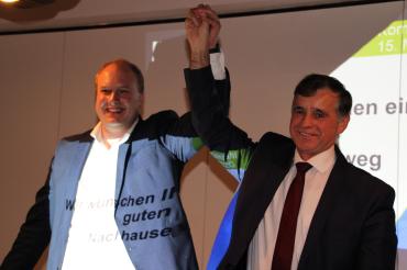 Konrad Müller und Günther Pfefferer strecken die Hand hoch