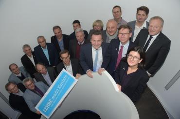 Vertreter aus Wirtschaft, Politik und der nordschwäbischen Gymnasien trafen sich auf Einladung der IHK zum Austausch bei der Firma Nosta in Höchstädt 