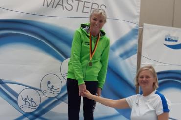 die Mastersschwimmerin Claudia Koch hat am vergangenen Wochenende Gold über 200m Lagen bei den Deutschen Kurzbahnmeisterschaften in Freiburg geholt.