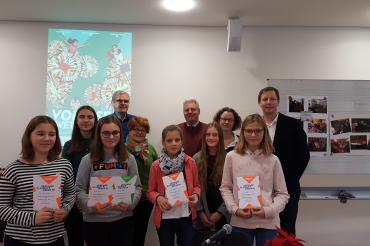 Auf dem Foto (vorne von links) die vier Klassensiegerinnen, Anna Marie Fischer, Amelie Kloster (Schulsiegerin), Clara Meißler und Emma Enßle, vor der Jury.