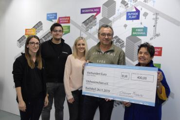 Elisabeth Baumgärtner, Simon Reil und Nicole Dunz (Vertreter der JAV der Firma Andrew), Gerhard Müller (Vertreter des Betriebsrates Fa. Andrew) und Vorsitzende der Glühwürmchen e. V. Rosmarie Schweyer. 