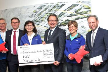 Über die Zuwendung freuen sich von links Sparkassendirektor Johann Natzer, Stefan Leinfelder (DAVEhrenvorsitzender), Landrat Stefan Rößle, DAV-Vorsitzende Claudia Reichenbacher, Oberbürgermeister Armin Neudert, Katja Bäcker (stellvertretende Vorsitzende und Kletterhallenleitung), Schatzmeister Werner Jäntsch sowie Sparkassendirektor Michael Scholz. Auf dem Bild fehlt Projektleiter Michael Hesselt (Beisitzer).