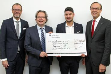 Unser Bild zeigt die symbolische Scheckübergabe mit Sparkassendirektor Michael Scholz, Oberbürgermeister Armin Neudert und Sparkassendirektor Johann Natzer an den Vorsitzenden der Initiativgruppe Jugendtreff Donauwörth, Sebastian Heckl.