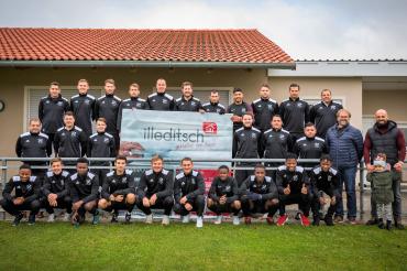 Spieler und Verantwortliche des SV Megesheim mit Sponsor Illeditsch