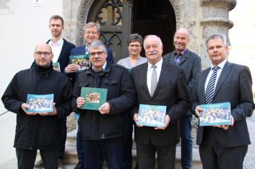 Stadtmauerfestteam präsentiert das Buch zum Fest 2019