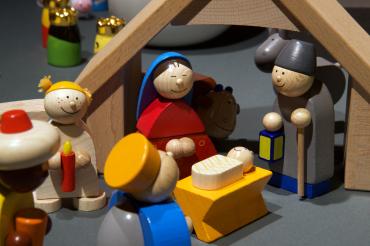 Weihnachtskrippe mit Holzfiguren