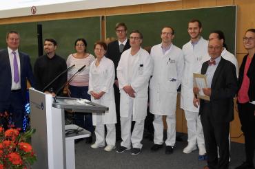 Die Stiftungs-Vorstände Dr. Alexander Baur (links) und Günther Treimer (2. von rechts) übergaben an junge Mediziner vom Uniklinikum Augsburg die Dr. Wolfbauer- Stiftungspreise, die auch 2019 wieder mit 15.000 Euro honoriert wurden.