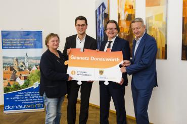 Das Bild zeigt von links: Gertrud Hammer, Werkleiterin der Stadtwerke Donauwörth; Markus Last, Sprecher der Geschäftsführung erdgas schwaben; Donauwörths Oberbürgermeister Armin Neudert und Uwe Sommer, Geschäftsführer Gasnetz Donauwörth.