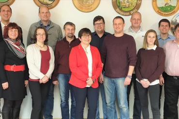 Auf dem Bild sind zu sehen von links: Gerhard Hoffmann, Christoph Schmid, Manuela Martin, Sabrina Sommer, Arno Trautsch, Martin Strasser, Sonja Gernhäuser-Weng, Christoph Röttinger, Dieter Dotzauer, Kai Specker, Michelle Grieb, Robert Weng, Kurt Bühlmeier, Bianca Biller. 