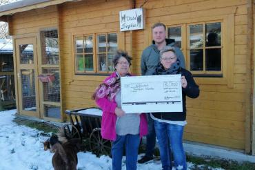 Auf dem Bild zu sehen (von links): Tierheimleiterin Sonja Hoffmeister, 2.Vorstand Benjamin Baumann und Beisitzerin Andrea 