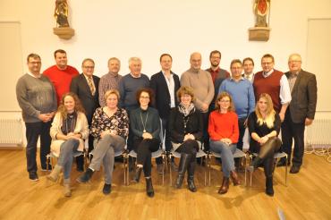 Das Foto zeigt Bürgermeisterkandidat Benjamin Hertle (hintere Reihe 6. v.l.) zusammen mit den Bewerbern und Bewerberinnen von CSU/Freie Bürger für den Buchdorfer Gemeinderat.