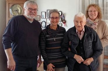 Die Chorleitung (Elke und Kurt Moll) sowie ein Vorstand (Heike Schmieg) der Chorgemeinschaft Nördlingen e.V. gratulierten ihrem ältesten Mitglied Georg Schweda zum 99. Geburtstag mit einem gemeinsamen Lied.