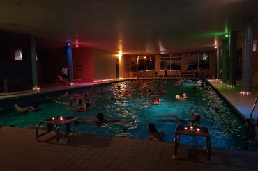 Das Bild zeigt die Lichternacht im städtischen Hallenbad in Nördlingen.