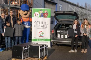 Das Bild zeigt die Übergabe von PCs an die Montessori-Schule Deiningen.