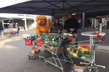 Typisch Leo-Club Donauwörth: Vor Supermärkten Sachspenden sammeln, die an die Tafel Donauwörth weitergeleitet werden. Immer wieder veranstalten die Leos eine solche Ein-Teil-Mehr-Aktion und helfen so weniger begünstigten Menschen aus der Region.