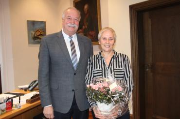 Das Bild zeigt von links: Oberbürgermeister Hermann Faul mit Elke Meyer