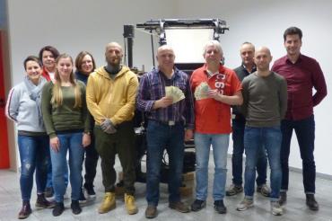 Das Bild zeigt die Betriebsräte mit dem Reinerlös der Aktion.