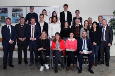 Das Bild zeigt die Berufsbesten der Ludwig-Bölkow-Berufsschule.