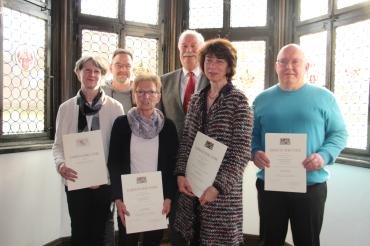 Vorne von links: Rosemarie Lauda, Gisela Randler, Hilde Römer und Rudi Mannke; Hinten von links: Thomas Reulein und Oberbürgermeister Hermann Faul