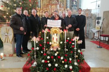 Spendenübergabe in der Kirche