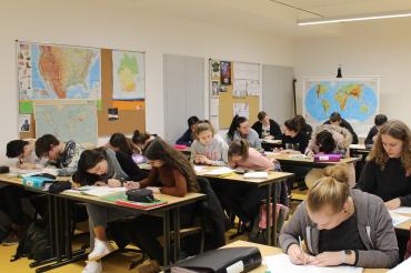 Mit Feuereifer arbeiten die Schülerinnen und Schüler der 10E am THG daran, das Einführungsjahr zu bestehen, um in die Qualifikationsstufe aufzurücken.