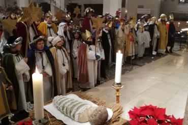 Das Bild zeigt die Aussendung der Sternsinger bei der Abendmesse im Donauwörther Liebfrauenmünster.