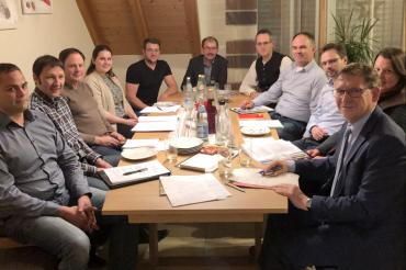 Das Bild zeigt Landrat  Stefan Rößle (vorne rechts) mit Vertretern der Landwirtschaft und des Landratsamtes beim runden Tisch in Hoppingen.