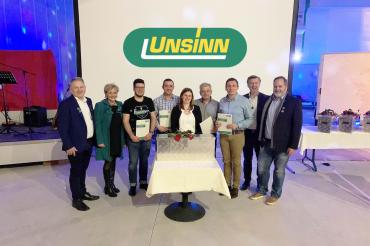 Das Bild zeigt v.l.n.r.: Geschäftsleitung Josef und Rosa Unsinn, Ludwig Hauptmann, Andrzej Tomanek, Franziska Gumpp, Jakob Löffler, Markus Moser, Personalleiter Herbert Aggensteiner und Geschäftsführer Gunnar Bregler