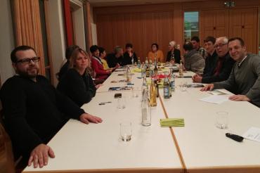 Das Bild zeigt die Teilnehmer des Kirchendialogs.