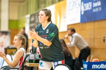 Das Bild zeigt Capitana und Geburtstagskind Laura Geiselsöder der XCYDE Angels.