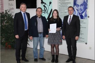 Das Bild zeigt die Verleihung des Ludwig-Bölkow-Preises an Sofie Dannemann.