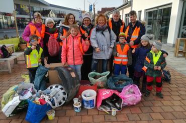 Das Bild zeigt die Müllsammelaktion der Ploggingruppe Donauwörth.