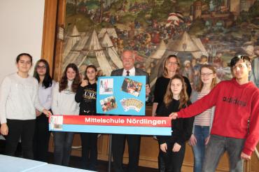 Das Bild zeigt die Spendenübergabe der Nördlinger Mittelschule an "Nördlinger Hilfe in Not".