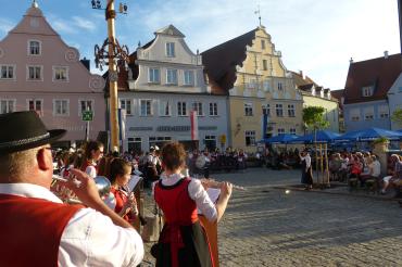 Das Bild zeigt den Wemdinger Marktplatz.